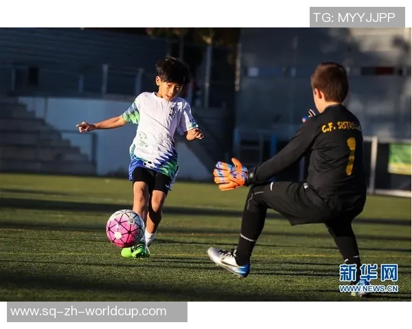 足球队员为何在比赛中选择佩戴手套探讨其背后的原因与影响